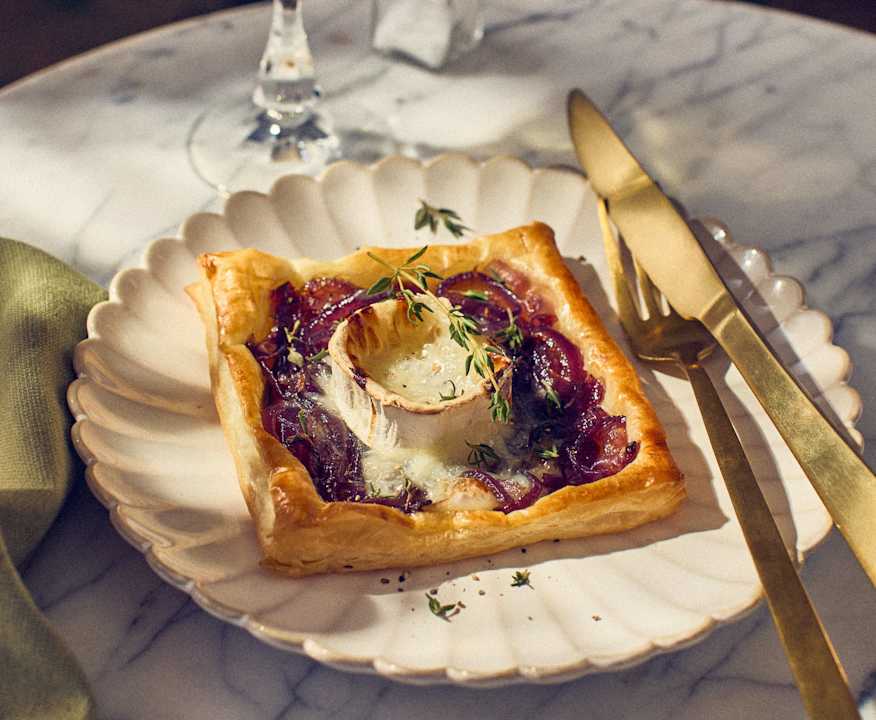 Blätterteig-Tartes mit roten Zwiebeln und Ziegenkäse - Cookidoo® – the ...