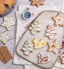 Ciasteczka maślane z lukrem królewskim i ozdobami