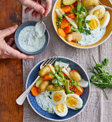 Légumes de printemps, œufs durs et sauce aux herbes
