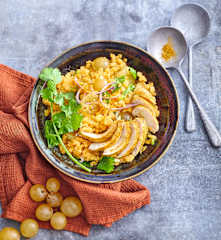 Salade de lentilles corail au poulet et aux raisins blancs