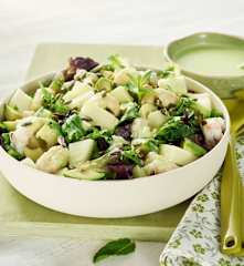 Ensalada verde con melón, aguacate y cigalas