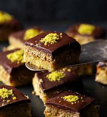Pistachio and chocolate kataifi slice