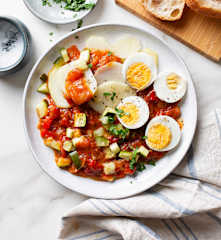 Pisto con patatas y huevos duros