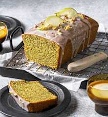 Κέικ φιστικιού Αιγίνης με γλάσο από λάιμ