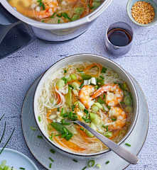 Bouillon aux fèves, carottes, crevettes et vermicelles de riz