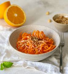 Makaron z marchewki w sosie jogurtowo-pomarańczowym