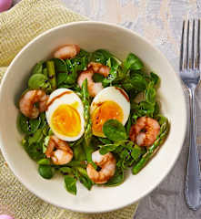 Salada de canónigos com ovo e camarão