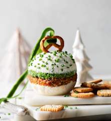 Bola de queso con pesto