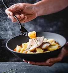 Ryba z ziemniakami z sosem pomidorowym