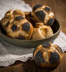 Bollos de espelta malteados con semillas de amapola y sésamo