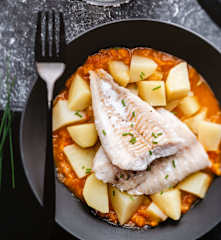 Fischsteaks an Tomatensauce mit Kartoffeln