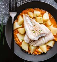 Ryba s bramborami a rajčatovou omáčkou