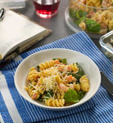 Pasta con salmón ahumado y gambas para dos