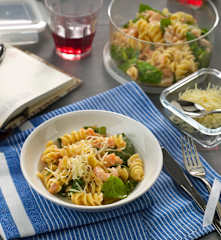 Pasta con salmón ahumado y gambas para dos