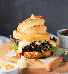 Hambúrgueres de pão folhado com iscas e molho de queijo e salsa