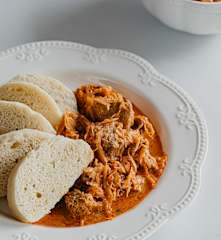 Jemný segedínský guláš s knedlíkem