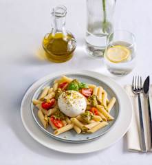 Makaron z pesto pistacjowym i serem buratta