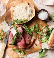 Bocadillo de pan de cristal con rosbif asado al chimichurri