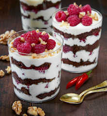 Tiramisú de chocolate picante y frambuesas