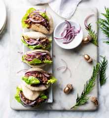 Bao buns de rabo de ternera