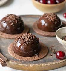 Czekoladowe półkule z wiśniami