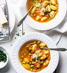 Gemüse-Consommé mit Gnocchi