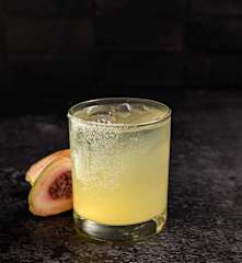 Cóctel de Xochonostle y mezcal