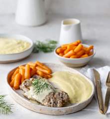 Polędwiczki w sosie chrzanowym z purée ziemniaczanym i glazurowanymi marchewkami