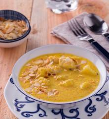 Zuppa di pollo e mandorle