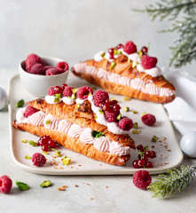 Croissants rellenos de nata con coulis de fresas