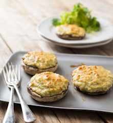 Mushrooms stuffed with onion ricotta