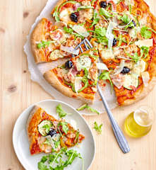 Pizza à l'épeautre, aux poivrons, à la pancetta et à la burrata