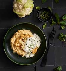 Couve-flor assada com puré de grão