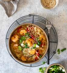 Makaron ryżowy z krewetkami w sosie kokosowym