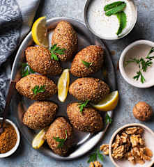 Kibbeh mit Joghurtsauce (كبيبة بصلصة الزبادي)
