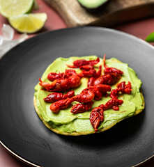 Tostadas de acociles con guacamole