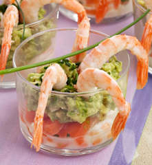 Vasitos de salmón, gambas, aguacate y queso fresco