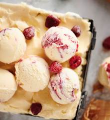 Low fat vanilla and raspberry skyr ice cream