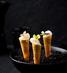 Mini Filodeeghoorntjes met Makreelmousse, Avocadocrème en Gember-Limoenroomijs: