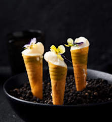 Mini cornets de pâte filo à la mousse de maquereau, crème d'avocat et glace au gingembre et au citron vert