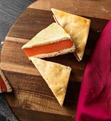Pan de nata con manjar rosa