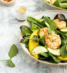 Ensalada cremosa de gambas con mango y pepino