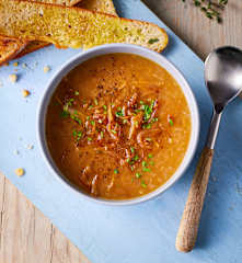 Schalottensuppe mit geröstetem Baguette