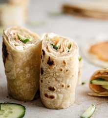 Wrap casero de pepino y salmón ahumado