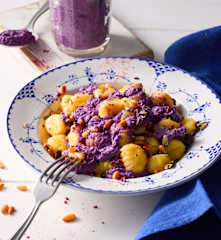 Purple Pesto mit Rotkohl, Himbeeren und Pecorino