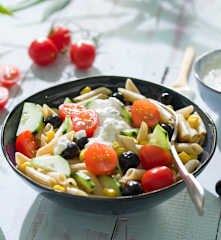 Ensalada tzatziki con pasta integral