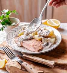 Kremalı Mantar Soslu Patatesli Somon