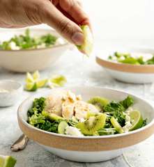Pollo al vapor, kiwi, queso feta y kale en ensalada