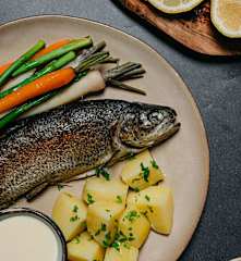 Pstruzi v holandské omáčce s bramborami