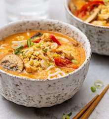 Rotes Curry-Ramen mit Poulet